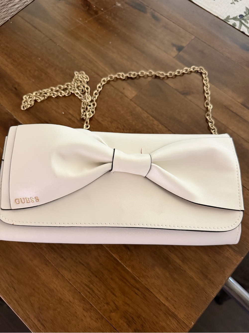 GUESS women , white Bow Clutch with Gold Chain Strap, unused !